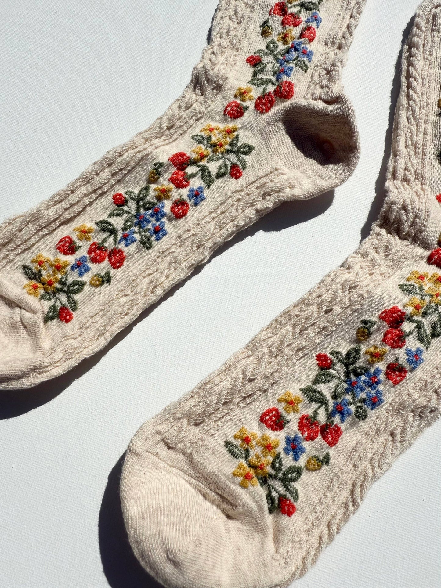 WILD STRAWBERRY SOCKS: Cream