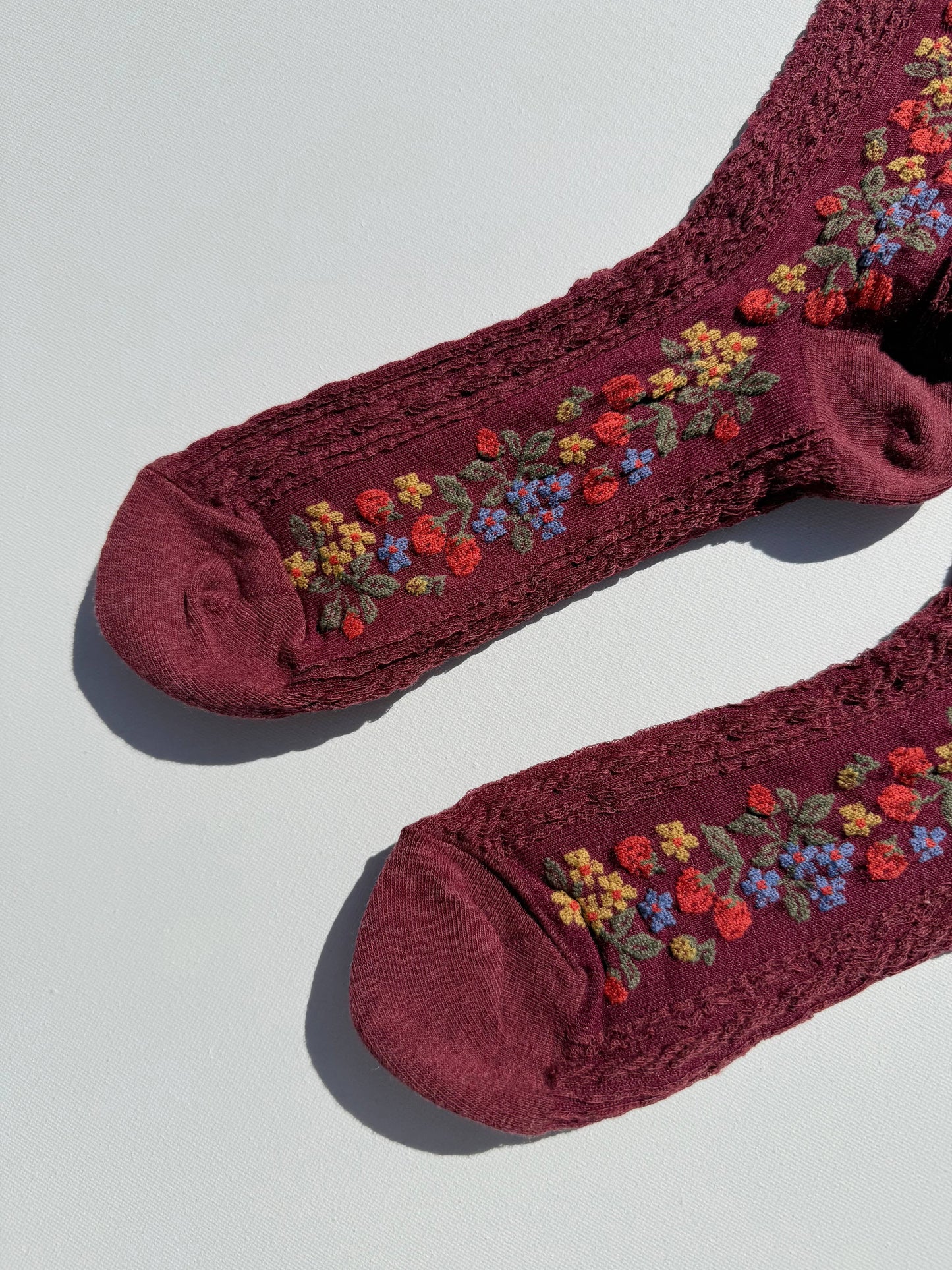 WILD STRAWBERRY SOCKS: Cream
