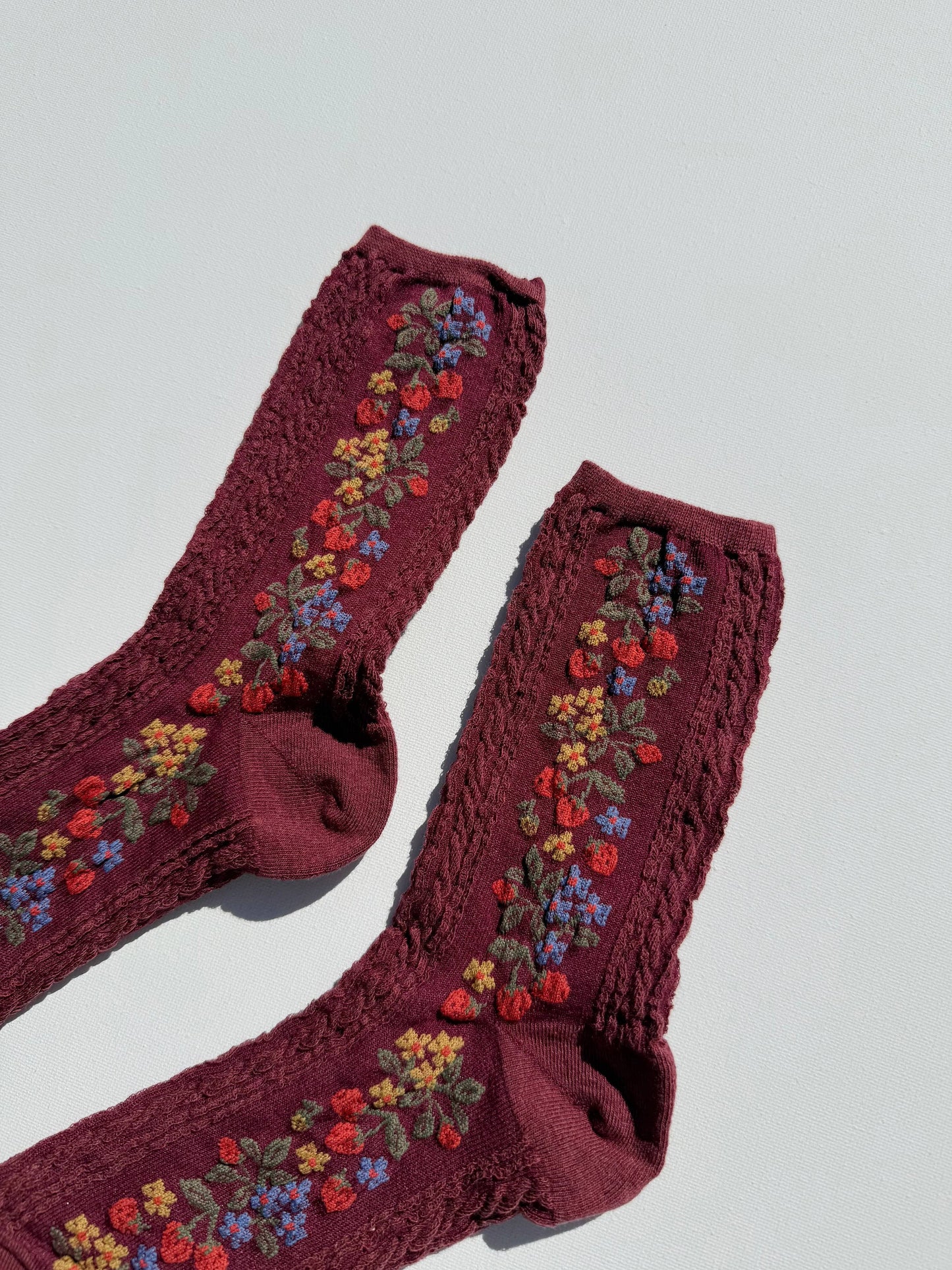 WILD STRAWBERRY SOCKS: Cream
