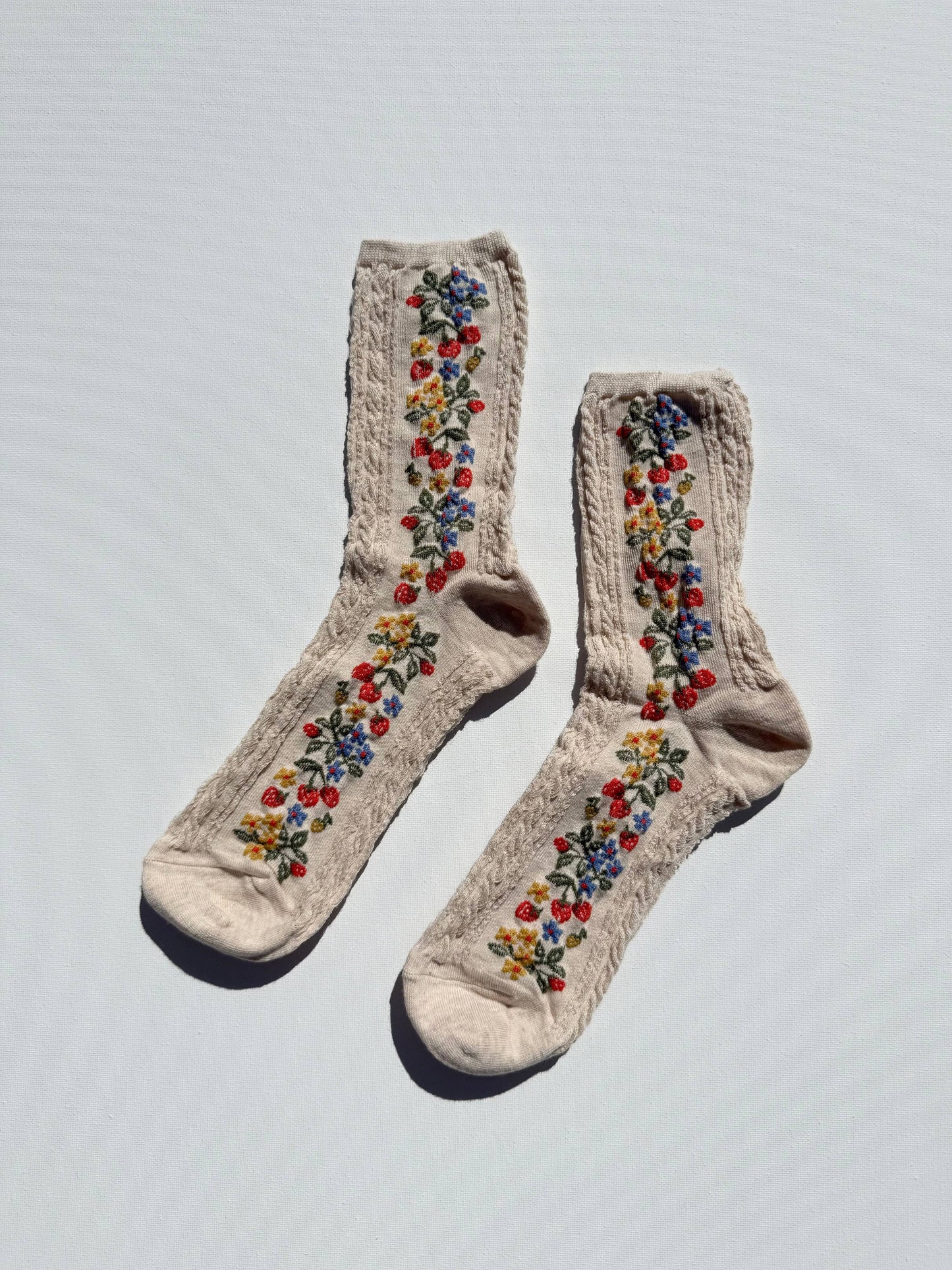 WILD STRAWBERRY SOCKS: Cream