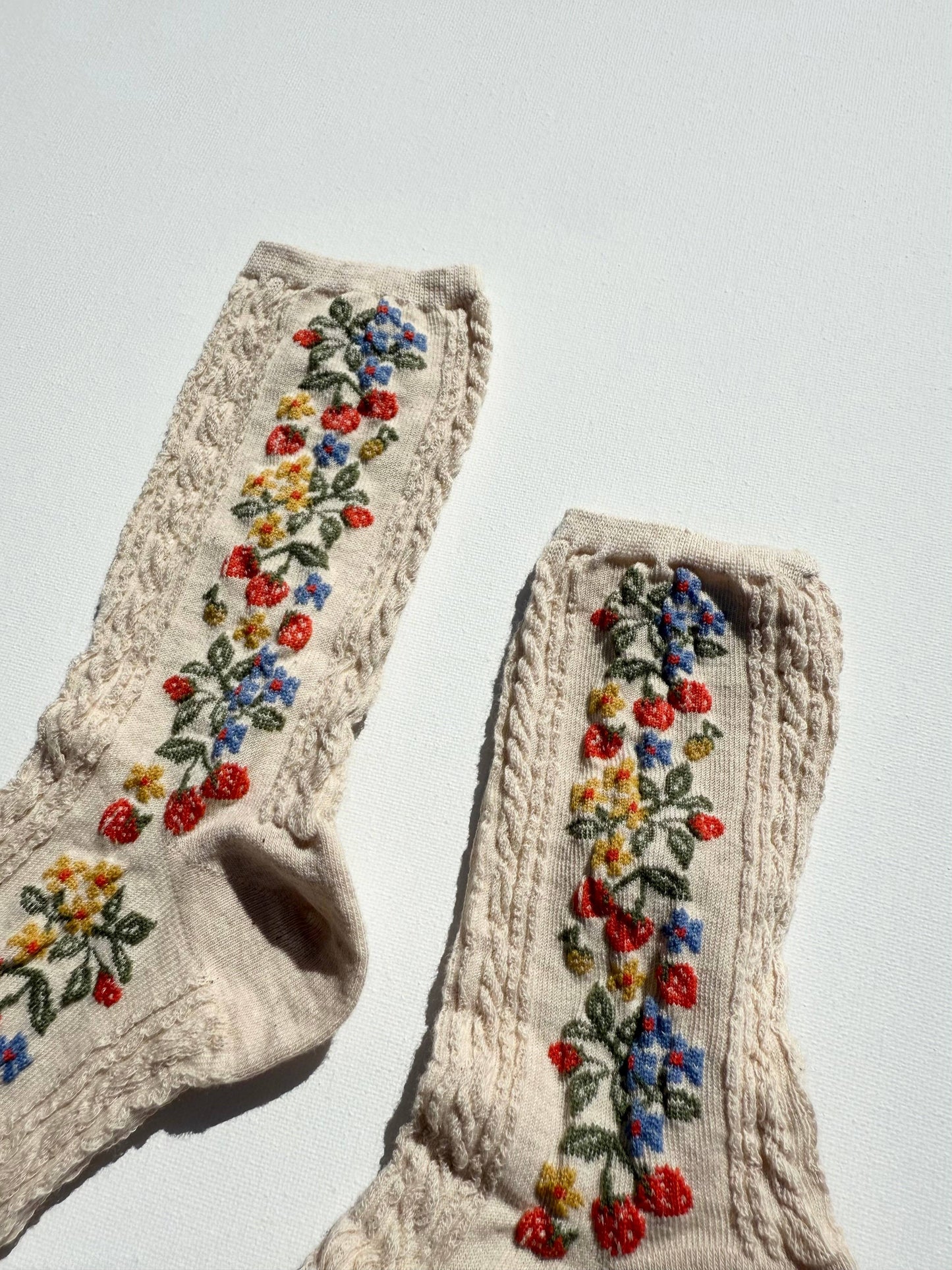 WILD STRAWBERRY SOCKS: Cream