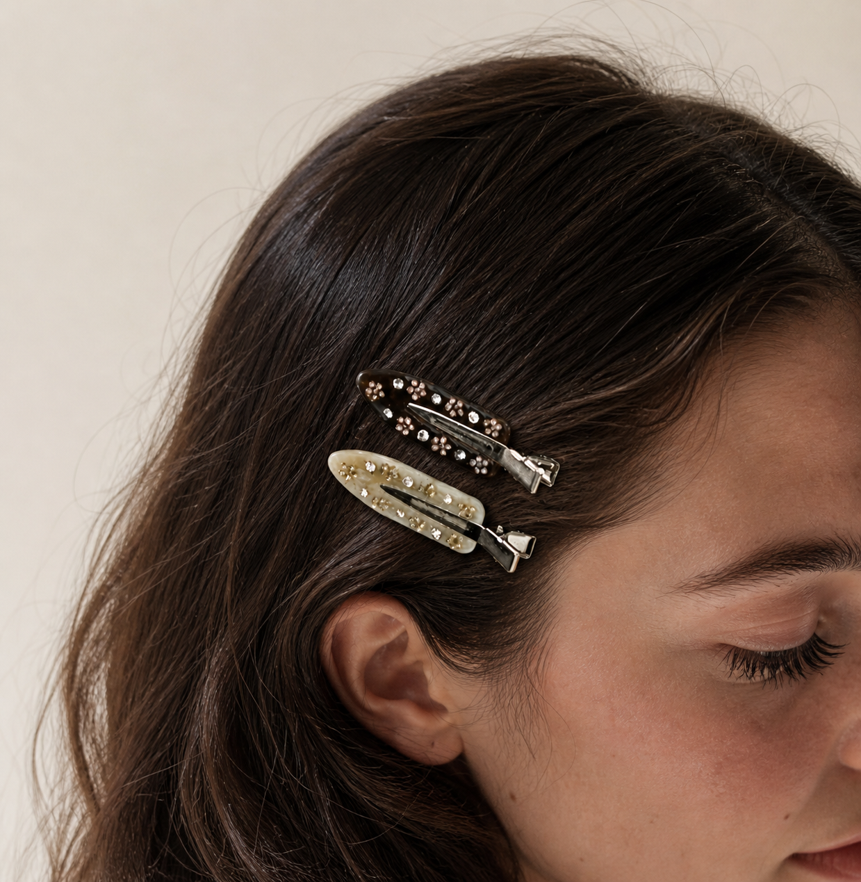 Vintage Floral Resin Hair Clips – Set of 2: Cream
