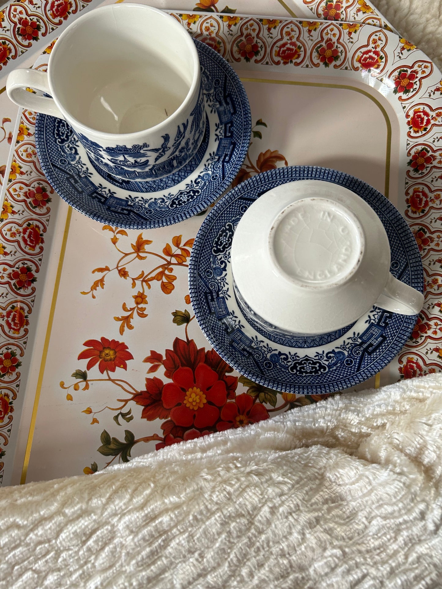 Vintage  |  Tea Cups & Saucer