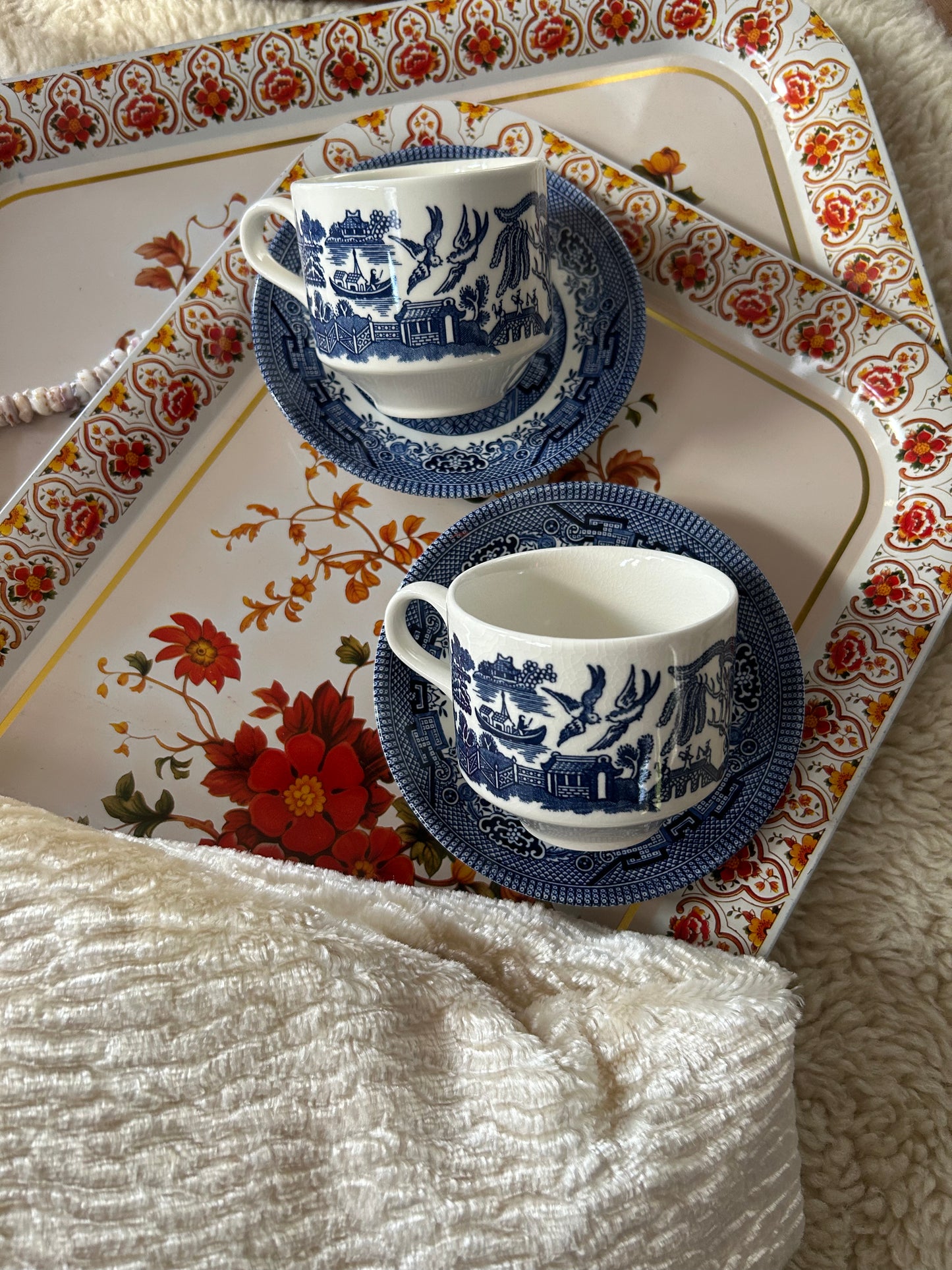 Vintage  |  Tea Cups & Saucer