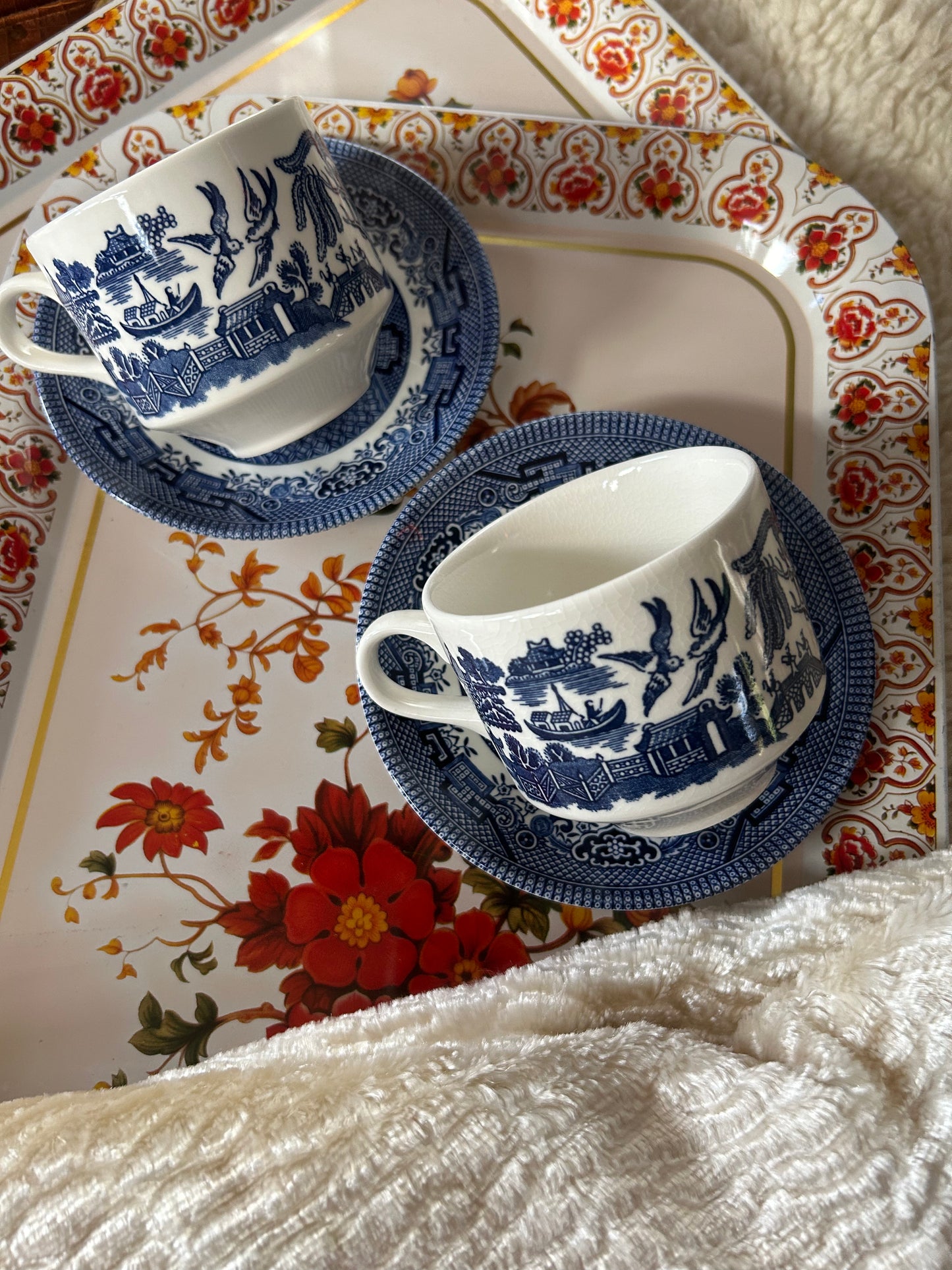 Vintage  |  Tea Cups & Saucer